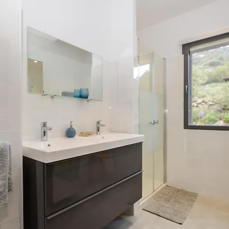 4 Bedroom Gorgeous In Hébergement de vacances *